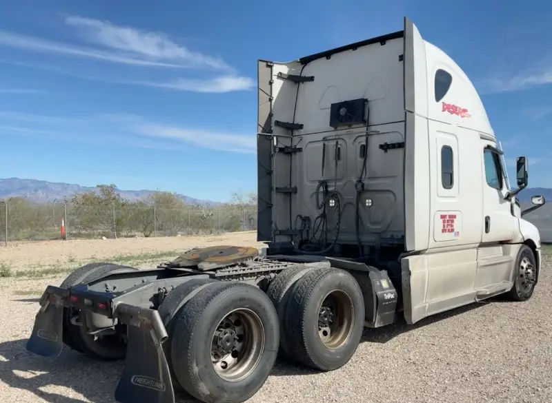 2023 Freightliner Cascadia photo 4