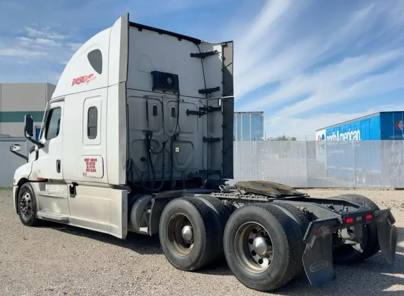 2023 Freightliner Cascadia photo 3