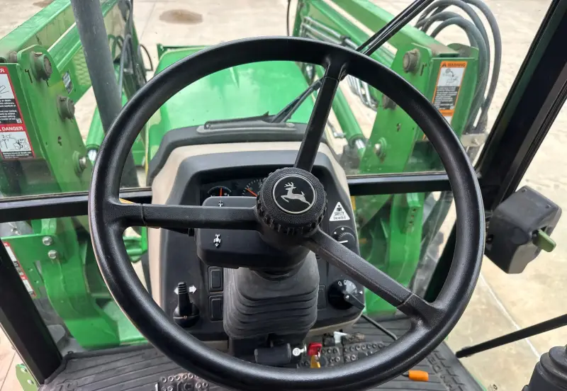 2010 John Deere 5085M photo 33