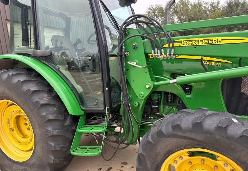 2010 John Deere 5085M photo 18