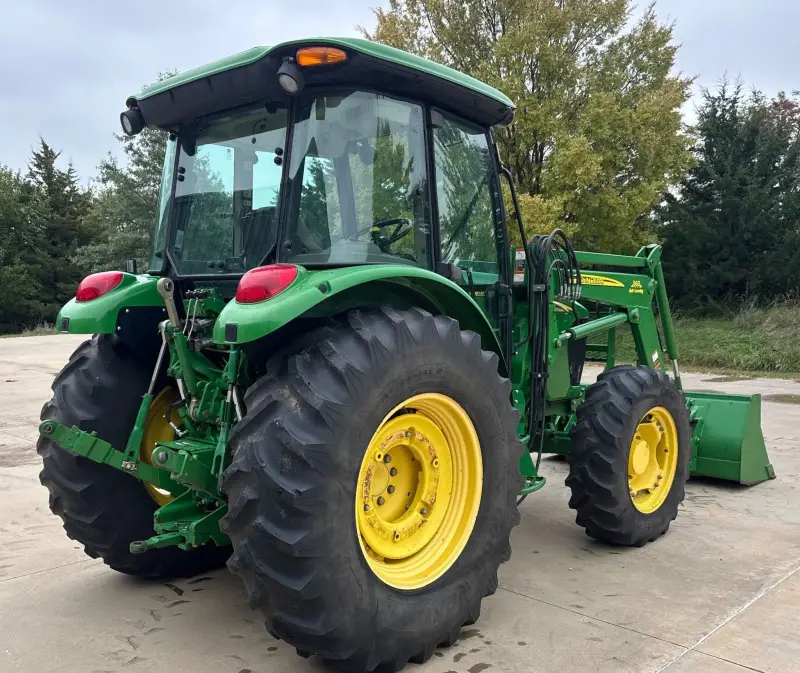 2010 John Deere 5085M photo 5
