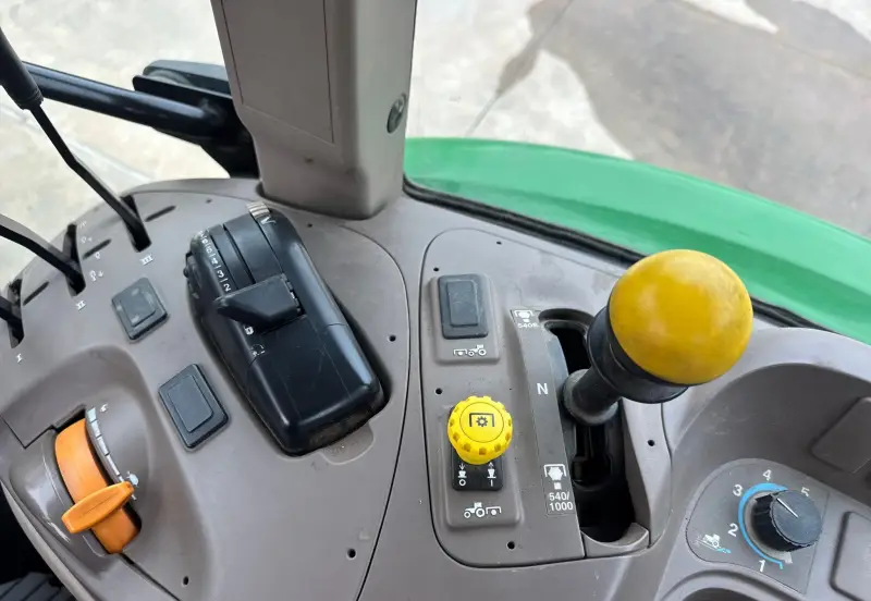 2010 John Deere 5085M photo 43