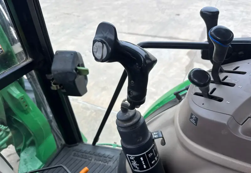 2010 John Deere 5085M photo 40