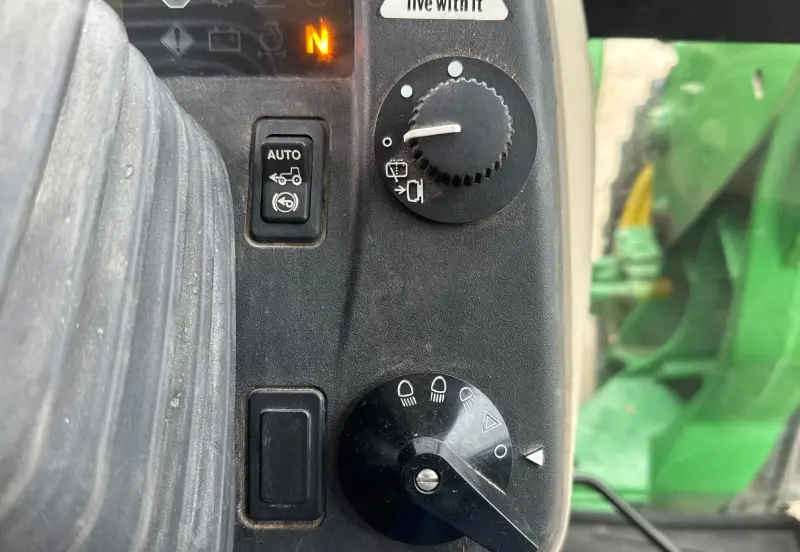 2010 John Deere 5085M photo 37