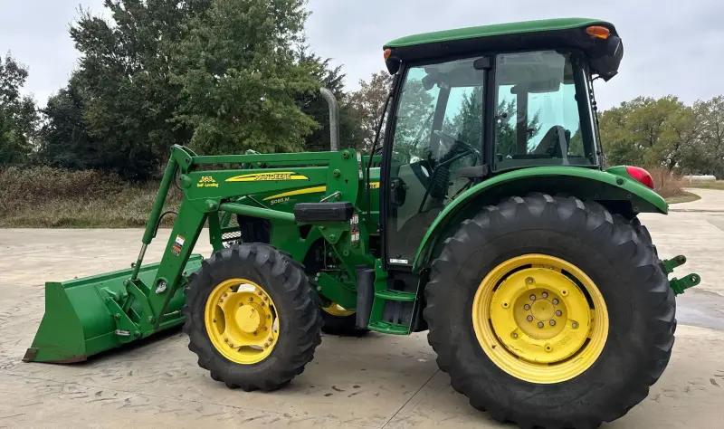 2010 John Deere 5085M photo 8