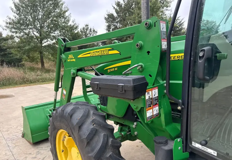 2010 John Deere 5085M photo 9