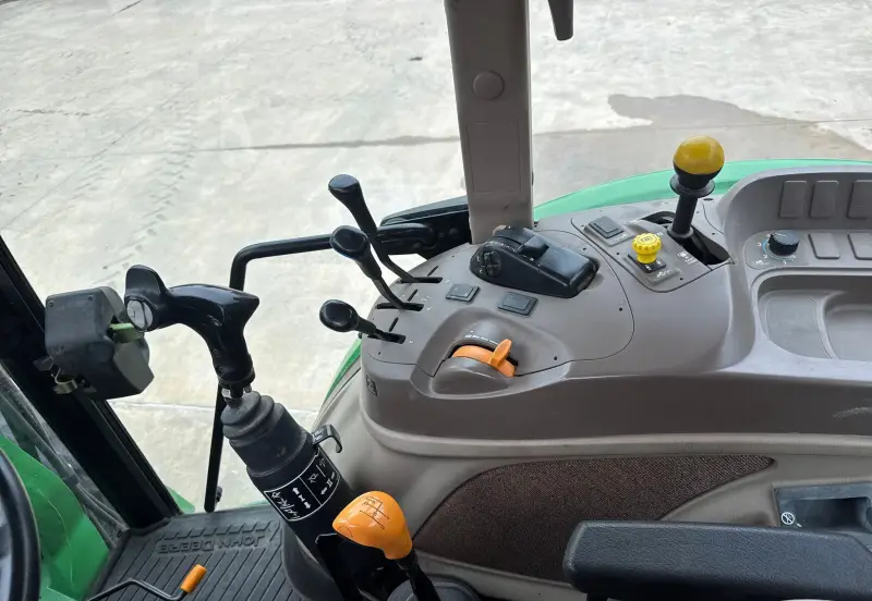 2010 John Deere 5085M photo 38