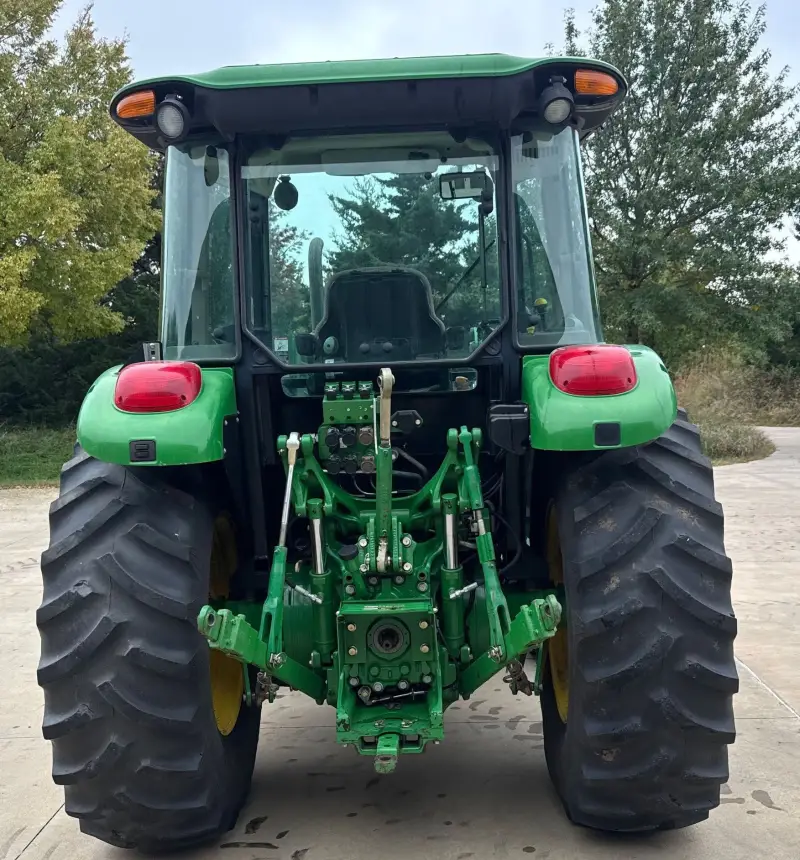 2010 John Deere 5085M photo 6