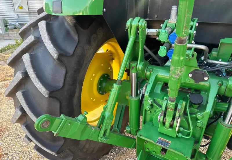 2019 John Deere 6105E photo 40