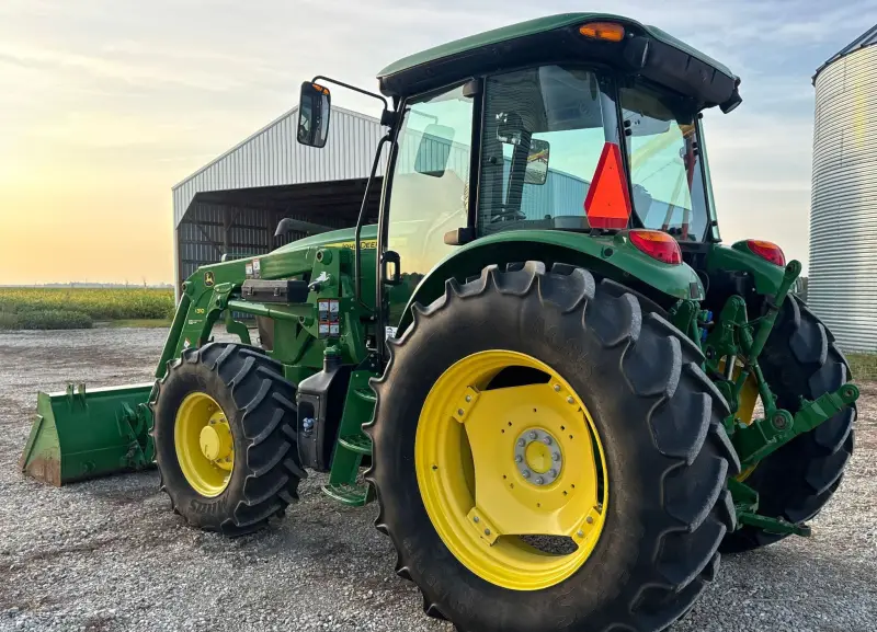 2019 John Deere 6105E photo 7