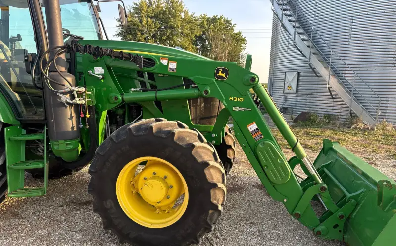 2019 John Deere 6105E photo 30