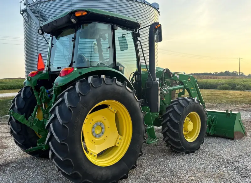 2019 John Deere 6105E photo 5