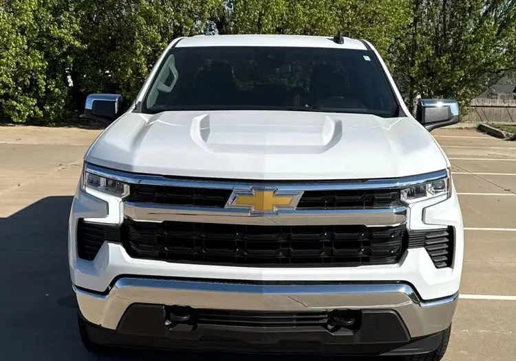 2023 Chevrolet Silverado 1500 photo 2