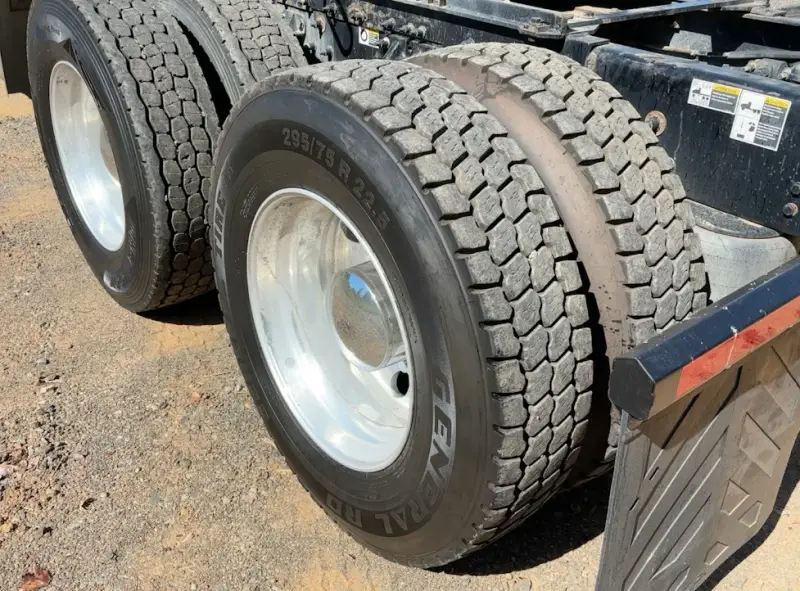 2019 Peterbilt 389 Cummins photo 36